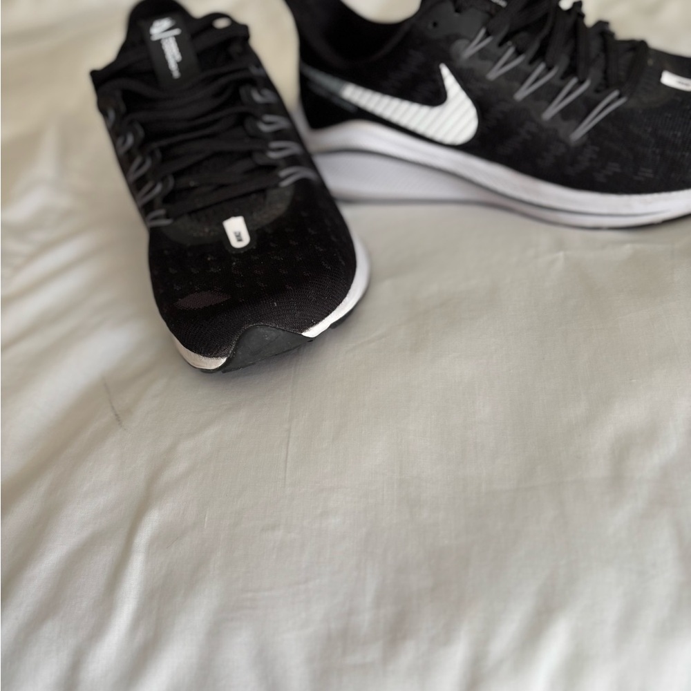 NIKE ZOOM VOMERO14 like new - Picture 2 of 4